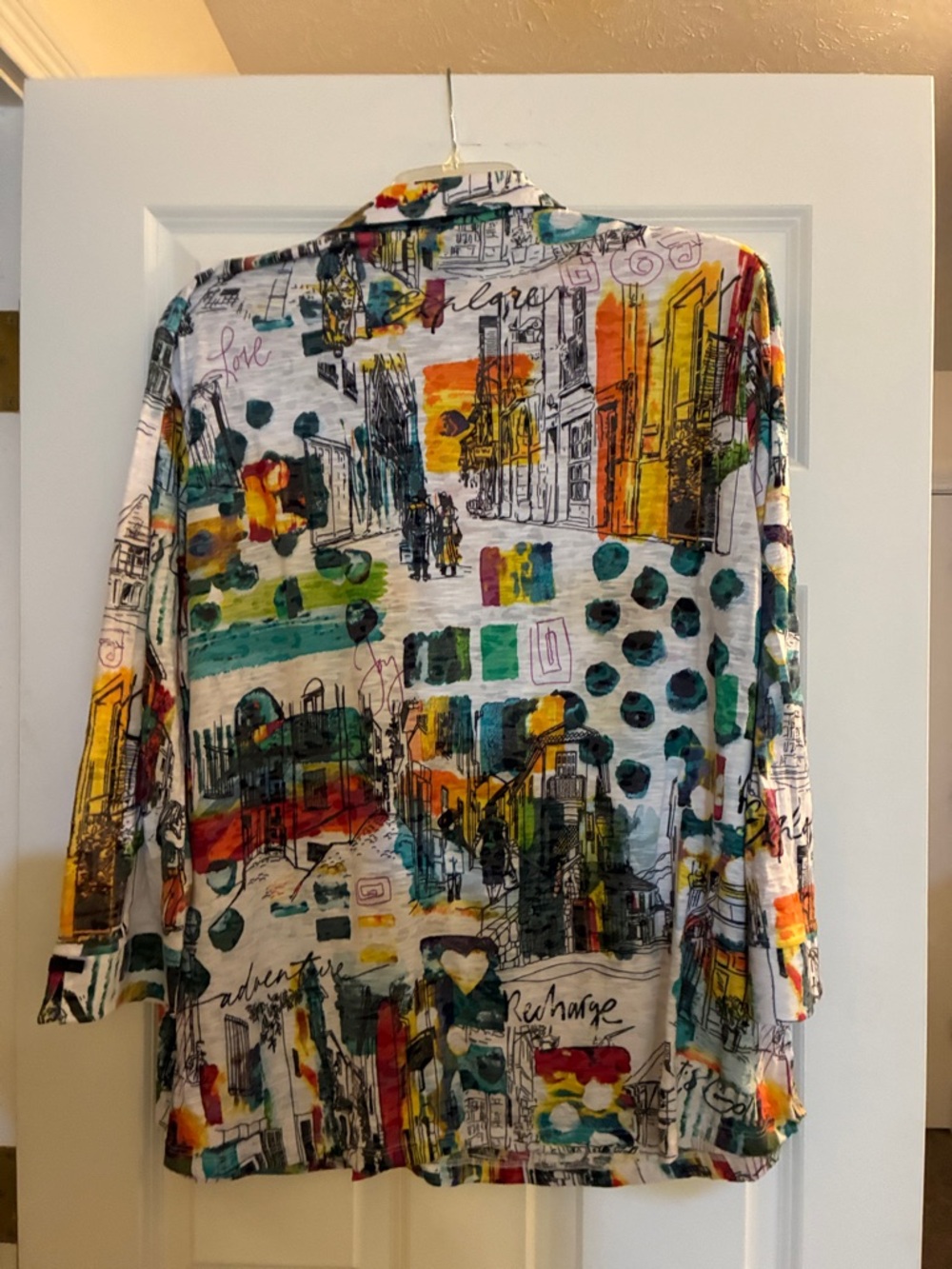 Ali Miles women’s Abstract Multicolor Button-Down Shirt in White Artistic Print - Picture 2 of 3